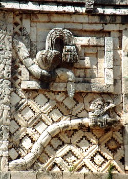 detail op de fries van het westelijk gebouw van het Nonnenvierkant